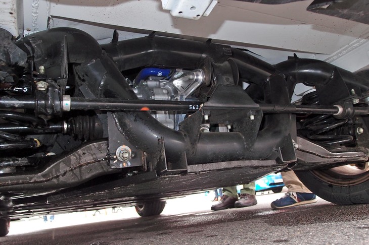 テストカーのリアアクスルを後方から見たところ。写真中央は、リアの駆動用モーター。