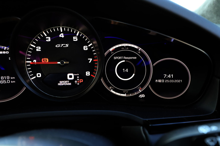 走行モード切り替え機構のコントローラーには「スポーツレスポンスボタン」が備わっており、押すと20秒にわたりエンジンの最大パフォーマンスが解放される。