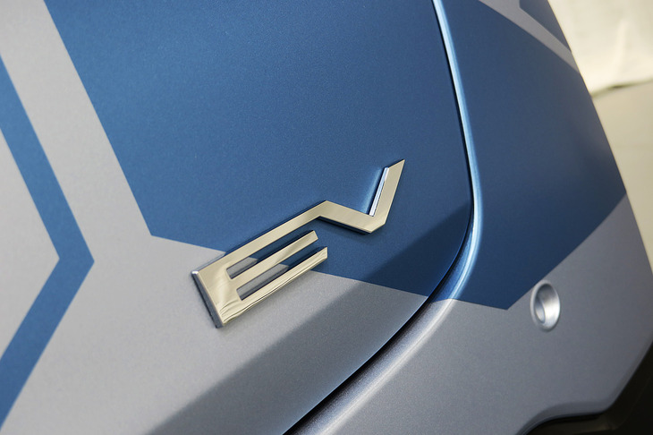 三菱K-EVコンセプトXスタイル（「EV」バッジ）