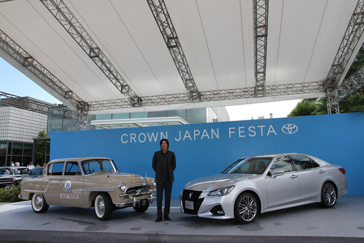 
	CMイメージキャラクターの豊川悦司と新旧「クラウン」。左は愛知トヨタの初代「トヨペット・クラウン デラックス」、右は会場でアンベールされた特別仕様車「トヨタ・クラウン アスリート“J-FRONTIER”」。この日、初めて初代クラウンに乗ったという豊川悦司は「少年に戻ったようにワクワクした」と語っていた。
	