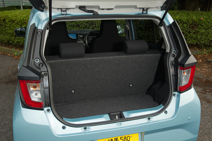 「ミラ イース」のラゲッジルーム。軽量化のためにバックドアはアウターパネル、インナーパネルともに樹脂製となっている。また軽乗用車として初めて、スイッチ式のバックドアオープナーが採用されている。