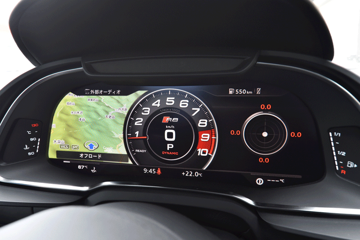 新型「R8」ではダッシュボード上にモニター類はなく、インフォテインメント機能のインターフェイスはメーターパネルの「アウディ バーチャルコックピット」に統合されている。