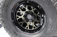 展示車「ランドクルーザープラド」の右側には「Team Daytona M9」が。タフにして上質な、凝ったデザインのホイールである。