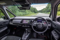 ブラック基調のインテリア。ほかに、ステアリングホイールやシートがブラック×ボルドーレッドのツートンカラーとなる仕様も選べる。