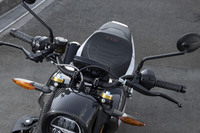 よりコンパクトなライディングポジションがとれるよう、ハンドルバーも従来型から40mm切り詰められた。