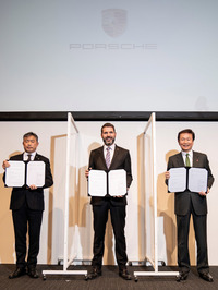 千葉県木更津市に現在建設中の「ポルシェ エクスペリエンスセンター東京」の発表記者会見に登壇した千葉県知事の森田健作氏（右）、ポルシェジャパン社長のミヒャエル・キルシュ氏（中央）、木更津市長の渡辺芳邦氏（左）。施設の概要説明後にポルシェと千葉県および木更津市は、地域連携に向けた覚書の締結を行った。