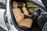 シート表皮はファインナッパレザーで、パーフォレーテッド（穴あけ）加工が施される。フロントにはシートヒーターに加えてベンチレーション機能も備わる。