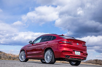 ボディーサイドなどに付けられるストライプ「アルピナ・デコセット」は、ゴールドとシルバーの2色が用意されている。試乗車はシルバーが選択されていた。