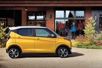 軽自動車ならではの豊富なカラーバリエーションも「eKクロス」の魅力。ルーフやドアミラーを塗り分けたツートンカラー仕様も含め、全11種類のバリエーションが用意される。