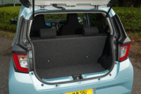 「ミラ イース」のラゲッジルーム。軽量化のためにバックドアはアウターパネル、インナーパネルともに樹脂製となっている。また軽乗用車として初めて、スイッチ式のバックドアオープナーが採用されている。