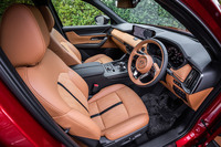 「XDハイブリッド プレミアムスポーツ」グレードのインテリア。外装色は7万7000円の有償オプション「ソウルレッドクリスタルメタリック」で、内装色はタン、シート表皮にはナッパレザーとレガーヌと呼ばれる人工皮革のコンビネーションが用いられている。