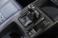 「ゼロエディション」は6段MTモデルのみの設定。シフトレバーの周囲には大きなカーボンパネルが寸分のずれもなく貼られている。