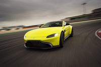 AMG製のV8ツインターボエンジンを搭載する新型「アストンマーティン・ヴァンテージ」。「DB11」とも「メルセデスAMG GT」とも異なるドライビングフィールを実現しているという。