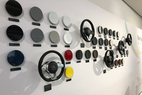 外板色や内装トリム類のバリエーションも充実。その組み合わせは数百種類にもおよぶ。開発担当のおすすめは、デニムブルーという紺色の外板に、ブルー系の内装の組み合わせとか。