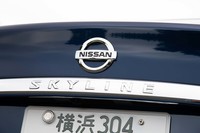 フロント、リア（写真）ともインフィニティエンブレムを捨てて日産エンブレムに。ガーニッシュ内には「SKYLINE」ロゴも加えられた。
