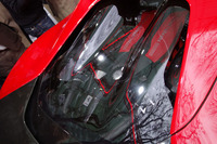 3.9リッターV8ターボエンジンは、最高出力690psを発生。ポリカーボネート製エンジンフードの下に収まる。