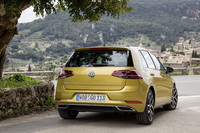 リアまわりは、バンパーとランプのデザインを変更。従来よりシャープなイメージが演出されている。