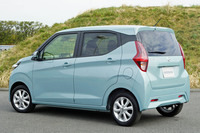 キックアップしたウエストラインやルーフが浮いているように見えるウィンドウ処理が特徴的なリアビュー。