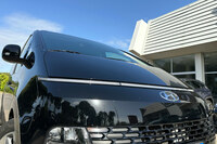 デイタイムランニングランプ「シームレス・ホライゾンランプ」が全幅にわたって走る。イタリア仕様の変速機は2種（6段MTもしくは8段AT）で、9人乗り標準仕様「ワゴン」は、FWDがMTもしくはAT、AWDはAT。7人乗り「ラクシュリー」（FWD／AWD）はATのみ。