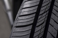 ショルダーブロックの5ピッチデザインによって静粛性を強化。ブロックは高剛性であるのも特徴で、ハンドリング性能向上に寄与している。