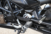 サスペンションは前後ともWP製で、前がφ43mmの倒立フォーク、後ろがリンク式モノショック。ダンパーの伸び縮みや、スプリングのプリロードを調節する機構が備わっている。