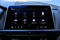 インフォテインメントシステム「CUE」の10インチディスプレイ。Bluetooth通信やSMS機能を搭載しており、画面タッチに加えてセンターコンソールのコントローラーでも操作が可能だ。また日本仕様には、常に最新の地図情報をストリーミングできるナビゲーションシステムが標準装備される。