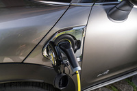 左フロントのフェンダーパネルに設けられた充電口。200V電源に対応しており、7.6kWhのリチウムイオンバッテリーを約3時間でフル充電することができる。