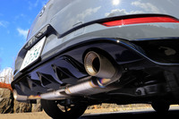 アクラポヴィッチ製チタンエキゾーストシステムを標準装備。スポーティーなサウンドで、ボリュームも大きめだ。