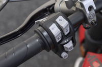 ライディングモードの選択はハンドルに備わるモード切り替えスイッチで操作。操作方法はやや特殊で、スイッチを長押しするとモードが切り替わり、短く押すと各モードのカスタマイズ機能が作動する。