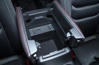 前席のコンソールボックスには、USBのコネクターやSDカードのスロットが備わる。