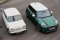 1959年製の、誕生当初の「モーリス・ミニ マイナー」（写真向かって左）と、2019年に登場した「MINIクーパー60thイヤーズエディション3ドア」（同右）。「MiniじゃないものをムリヤリMiniに見せようとしている！」（清水氏）というのは、旧「クロスオーバー」だけの話ではないように思われる。