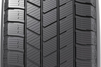 各ブロックに刻まれたサイプ（細かな溝）に注目。サイプの一部を貫通させないことで余計な水が溝に流れ込むのを防ぎ、接地性の向上を図っているのだ