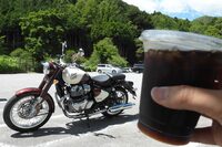 「道の駅こすげ」で冷コーを鯨飲。ちなみに記者は、丹波山村の「道の駅たばやま」も奥多摩エリアの西の玄関だと思っている、浮気者だ。