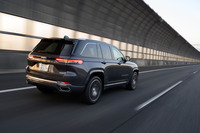 先進的なパワートレインに、高いシャシー性能、上質なインテリア、充実した装備を併せ持つ「ジープ・グランドチェロキー サミットリザーブ4xe」。実車に触れると、1227万円というプライスタグも納得の仕上がりだった。