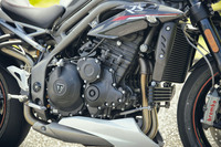 最高出力150psを発生する、1050cc直列3気筒エンジン。低回転域における豊かなトルク特性と、高回転域まで続く鋭い吹け上がりを両立させる。