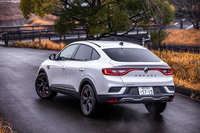 なだらかに傾斜したルーフラインが目を引く、ルノー初のクーペスタイルSUV「アルカナ」。全長×全幅×全高＝4570×1820×1580mmのボディーサイズや、2720mmのホイールベースは「E-TECHハイブリッド」と「マイルドハイブリッド」で共通するが、車重は後者のほうが90kg軽い1380kgとなる。