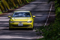 フォルクスワーゲン グループのエンジン横置き用プラットフォーム「MQB」を採用。「ゴルフeTSIアクティブ」のサスペンションはフロントがマクファーソンストラット式、リアがトレーリングアーム式となる。