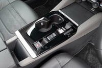 シフトセレクターは前後に倒して操作するトグルスイッチ式。ドライブモードは「エコ」「ノーマル」「スポーツ」の全3種類。