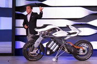 ヤマハ柳 弘之社長（当時）の「Stand up」という声を聞いて自立し、手招きするしぐさに応じて自走するパフォーマンスを見せたコンセプトカー「MOTOROiD（モトロイド）」。「何のための技術なの？」という素朴な疑問はさておいて、とにかく感動した。ロボットみたいにカッコいいのに、イヌのようにかわいらしいのだ。