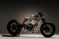 ホンダが2024年の「EICMA（ミラノモーターサイクルショー）」で発表した、電動過給機を搭載した挟角75°のV型3気筒エンジン。ホンダはデザインでもエンジンでも、懐古調のトレンドには乗らないつもりのようだ。