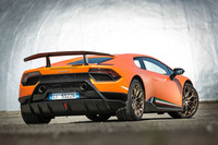 本格的なリアディフューザーと、標準モデルより高い位置に配置されたエキゾーストパイプが、リアビューをスポーティーに演出する。