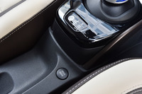 「ノートe-POWER」の前席シート間（写真の中央下部）には、走行モード（ノーマル／S／ECO）の切り替えスイッチが備わる。