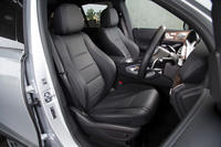 背もたれの中央部にナッパレザーがおごられる本革シート。シートカラーは写真のブラックのほか、ブラックとホワイトのコンビも用意される。