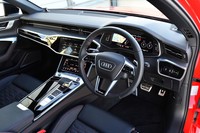 ステアリングホイールには12個のマルチファンクションボタンを装備。ステアリングヒーターも利用できる。