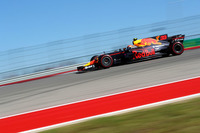 この週末、レッドブルとの契約を2020年まで延長したことを発表したフェルスタッペン（写真）。予選ではミスもあり6番手タイム、パワーユニットの交換ペナルティーで16番手グリッドと下位からのスタートとなったが、スタートで12番手、そしてあっという間にポイント圏内まで挽回。レース終盤にはフレッシュタイヤで追い上げ、ファイナルラップでは劇的なオーバーテイクを披露し3位表彰台を決めたかに思われたが、ライコネンを抜く際のライン取りでコースをはみ出しアドバンテージを得たということでリザルトに5秒加算され、4位に脱落した。レース後、ペナルティーに関して「ばかげている」と怒りをぶちまけていた。（Photo=Red Bull Racing）