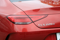 導入当初のラインナップは「220dスポーツ」と「CLS450 4MATICスポーツ」の2種類。2018年9月にAMGモデルの「CLS53 4MATIC＋」が追加された。
