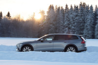 トラクションコントロールの介入や4WDの駆動力配分が優れているのか、滑りやすい環境でも「V60クロスカントリー」の挙動は終始安定していた。