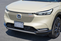 ボディー同色のグリルが特徴的なフロントマスク。