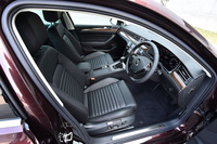 「TSIハイライン」のインテリア。高級なナパレザー仕立ての「トップコンフォートシート」が装着される。