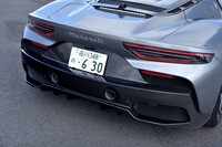 リアは、「グラントゥーリズモ」や「レヴァンテ」などのものに似たランプを採用。マフラーエンドはやや高めの位置にレイアウトされている。
